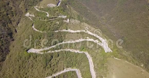 从空中俯瞰意大利连接内布罗村和塞尔维诺的山路视频的预览图