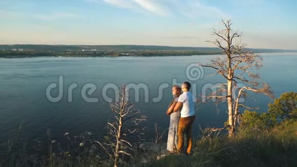 幸福的一对情侣在悬崖边上拥抱视频的预览图
