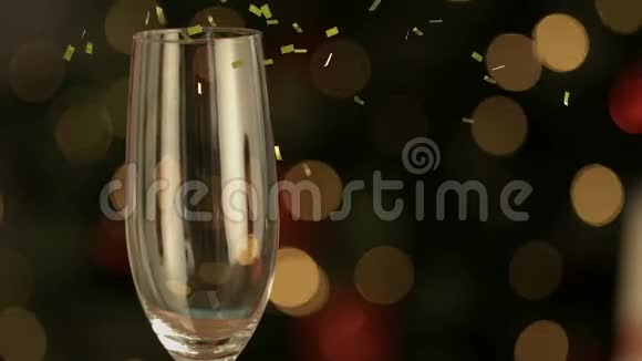 香槟被倒进杯子里视频的预览图