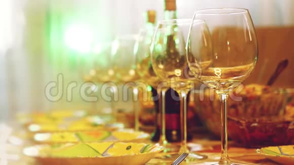 餐厅餐桌上的玻璃眼镜宴会桌酒杯的酒台灯光变化焦点模糊视频的预览图
