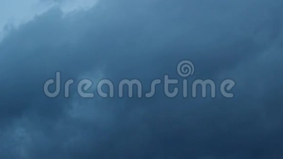 移动的雨云和蓝天的时间流逝视频的预览图