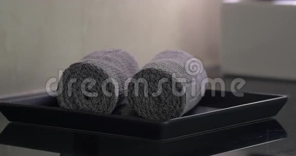 客房服务员在酒店客房内放置干净毛巾视频的预览图