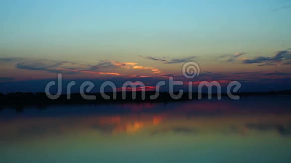 美丽的九月的日落湖面荡漾湖面映出云影视频的预览图