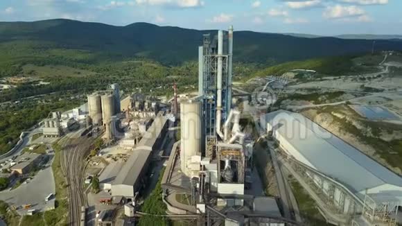 鸟瞰水泥厂大山工业大厦蓄水池管道金属结构的概念视频的预览图