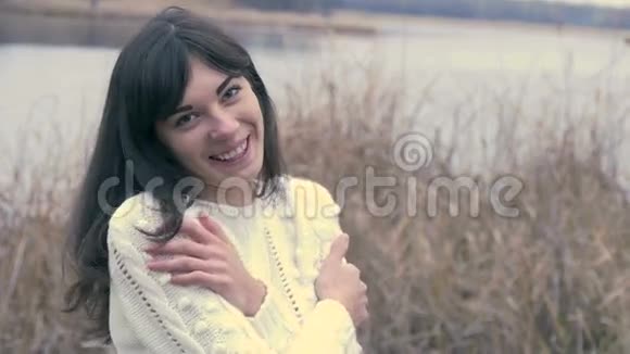 女孩子冷着手穿着白色夹克从干草里揉出来视频的预览图