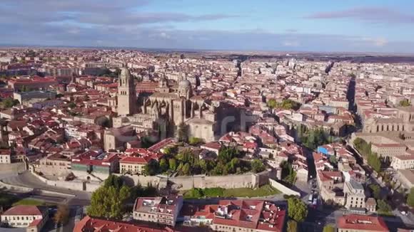 从萨拉曼卡的空中俯瞰历史大教堂高高耸立在西班牙城市上空视频的预览图