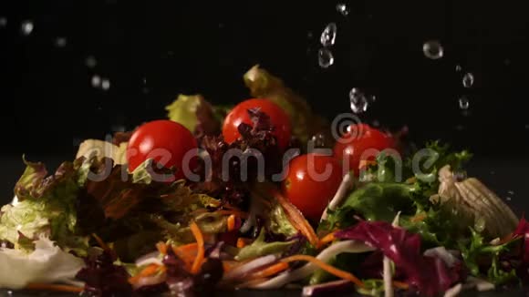 水滴到新鲜沙拉上视频的预览图