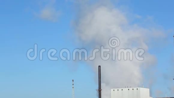 从工厂升起的大量蒸汽视频的预览图