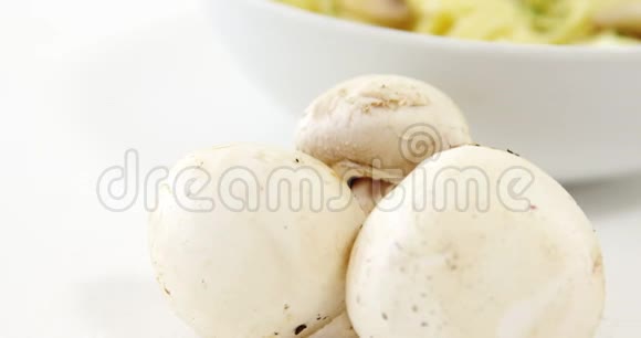 蘑菇和一碗意大利面视频的预览图