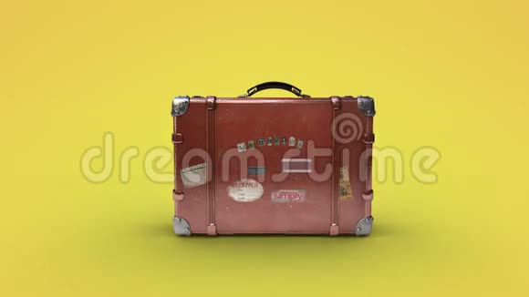 打开一个老式旅行袋后备箱准备暑假旅行第三次旅行视频的预览图