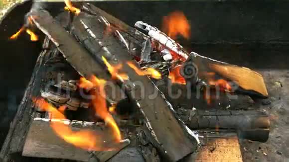 明亮的烧柴和热煤在烤架里在火里视频的预览图