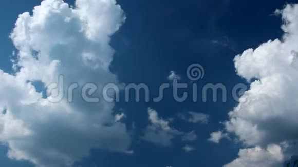 天气条件改变天空乌云密布天空乌云密布天空飘过蓝天天空飘过蓬松的白云视频的预览图