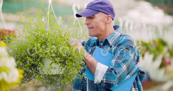 农业有信心的男性园丁检查盆栽植物视频的预览图