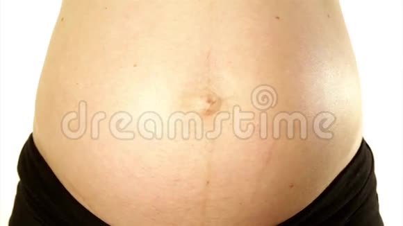 孕妇妈妈肚子上的手绘滑稽脸视频的预览图
