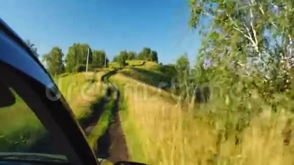 汽车在俄罗斯阿勒泰的不通公路上行驶视频的预览图