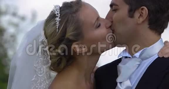 嘲笑新婚夫妇在外面接吻视频的预览图