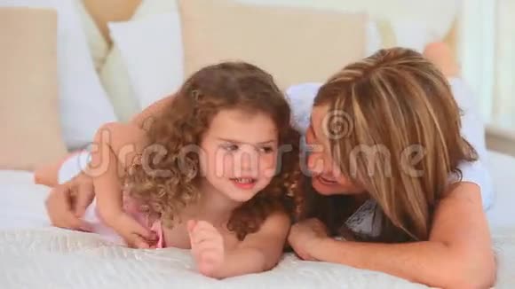 一个女孩和她的大妈妈在笑视频的预览图
