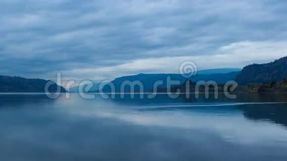 在美丽的蓝色时刻沿着哥伦比亚河峡谷和84号高速公路的云层随着水的反射消失视频的预览图