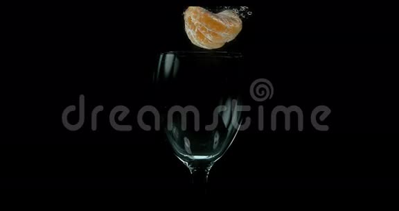 柑桔柑橘黑背景下落入水中的果实视频的预览图