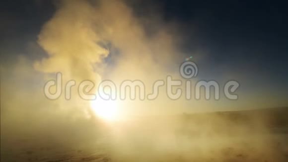 冰岛喷泉的喷发冬天寒冷的颜色阳光透过蒸汽照亮视频的预览图