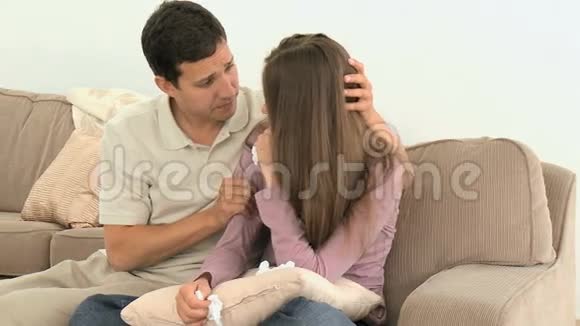 男人在争吵后安慰他伤心的妻子视频的预览图