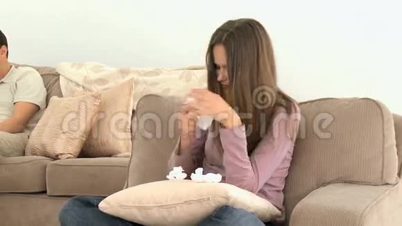与妻子坐在沙发上争执的男人视频的预览图