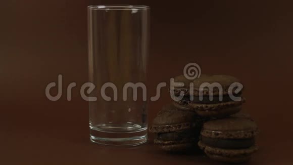 巧克力马克龙和倒牛奶在棕色视频的预览图