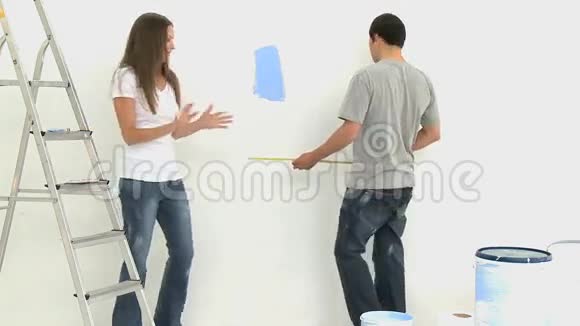 一对夫妇在装修期间测量一堵墙视频的预览图