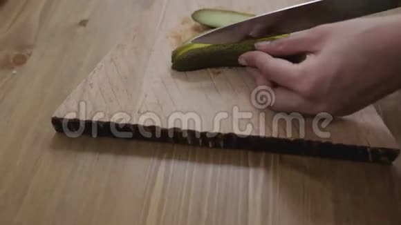 女人手切片腌制黄瓜特写视频的预览图