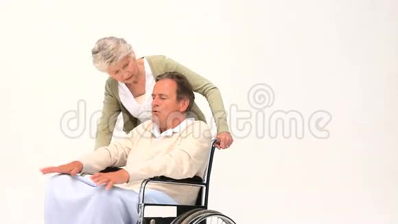 一个坐轮椅的男人在给妻子按摩视频的预览图