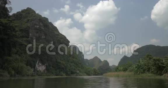 越南TrangAn的河流和青山景观视频的预览图