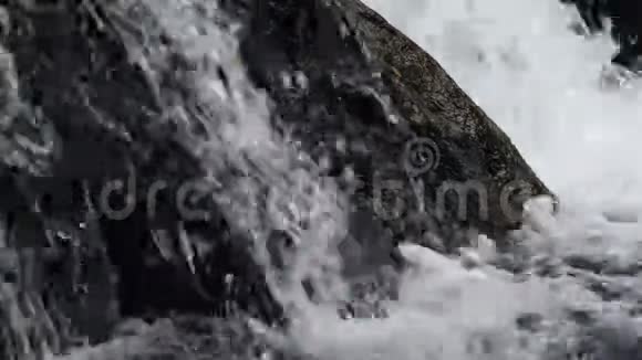 瀑布落下来石头溅到河上视频的预览图
