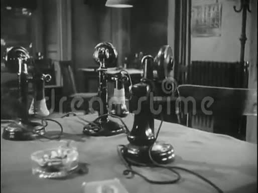 桌子上的一组老式电话视频的预览图