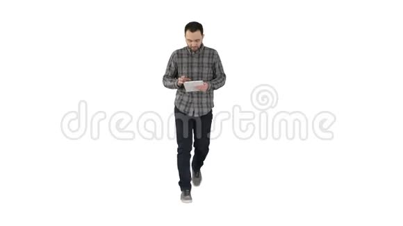 一个人拿着白色的平板电脑在白色的背景上使用视频的预览图