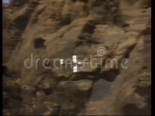 螺旋桨飞机飞过群山视频的预览图