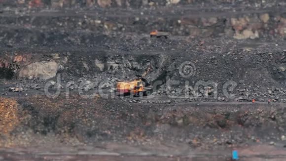 采石场开采花岗岩TILTShift的挖掘机和重型卡车视频的预览图