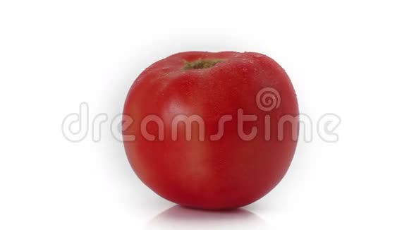 新鲜番茄在白色背景下旋转视频的预览图
