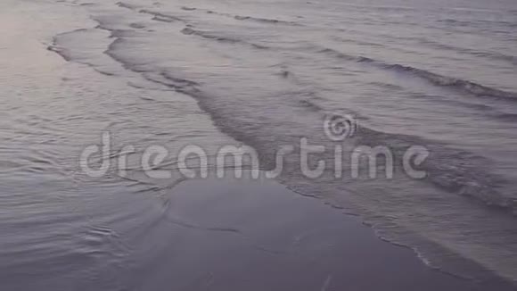 傍晚海滩上的海浪视频的预览图
