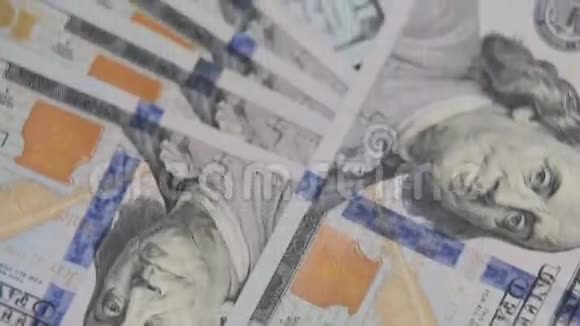 近距离拍摄分散的美国纸币现金背景本杰明富兰克林100美元双人肖像视频的预览图