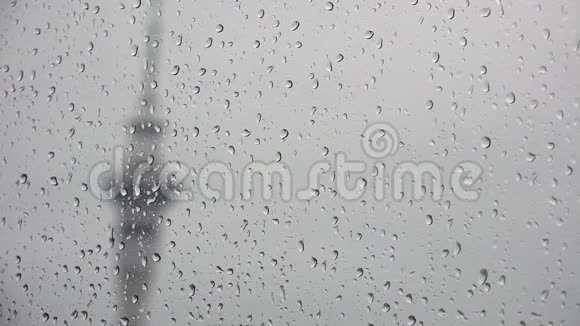 暴风雨的一天雨点落在窗户上背景是新西兰奥克兰的天空塔视频的预览图
