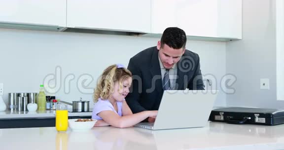 父亲下班前和女儿一起用笔记本电脑视频的预览图