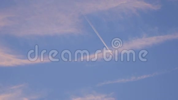 蓝天上的飞机飞架在空中视频的预览图