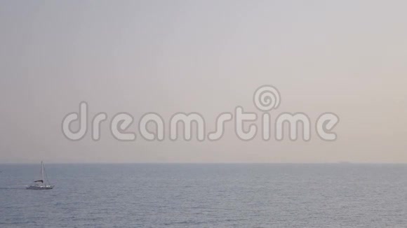 三艘白船的静态计划在蓝海蓝天在背景上视频的预览图