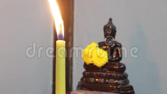 佛陀用蜡烛火焰冥想视频的预览图