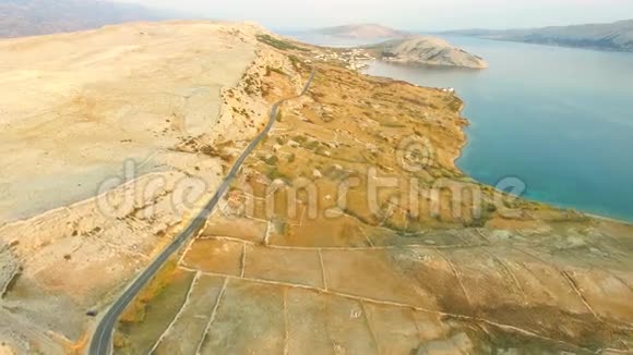 穿越克罗地亚帕格岛沙漠景观的空中道路景观视频的预览图