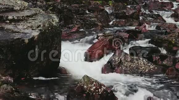 强大的水流河充满了岩石视频的预览图