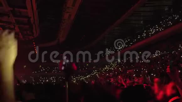 观众在音乐会上用灯光跳舞视频的预览图