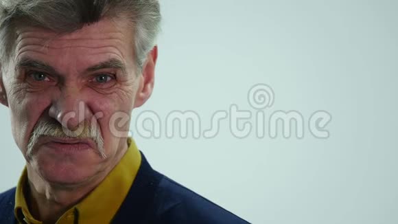 一个年长的男人说话时表现出不同的情绪视频的预览图