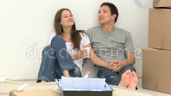 男人和他的女朋友在装修公寓时接吻视频的预览图