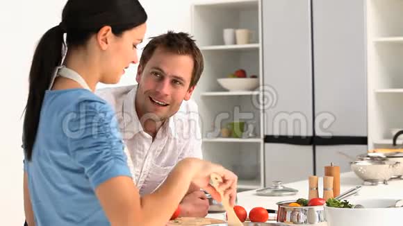一个男人在女朋友做饭的时候和她说话视频的预览图